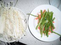 家常凉拌青椒金针菇做法图解2)