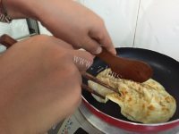色香味俱全的鸡蛋手抓饼做法图解4)