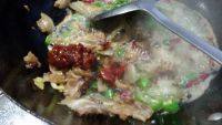 家常菜白菜猪肉炖粉条做法图解9)