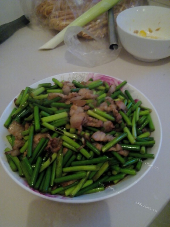 热腾腾的蒜苔炒肉