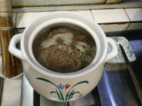 美味的莲蓬排骨汤做法图解4)