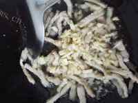 家常菜芹菜炒肉做法图解3)