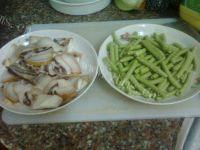 易做的腊肉炒豆角做法图解1)