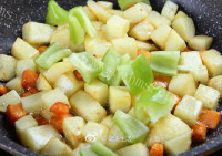 脆嫩可口的香煎土豆做法图解6)