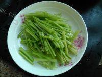 家常菜芹菜炒肉丝做法图解3)