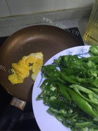 色香味俱全的青椒炒鸡蛋做法图解4)
