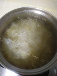 美味冰糖银耳糖水做法图解3)