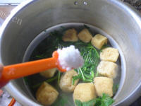 自制茼蒿油豆腐龙骨汤做法图解8)