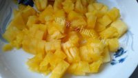 美味的菠虾仁萝炒饭做法图解4)