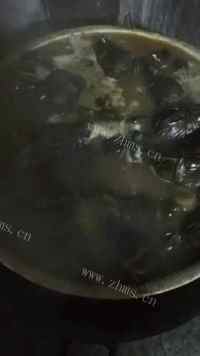 美味营养的咸肉粽做法图解5)