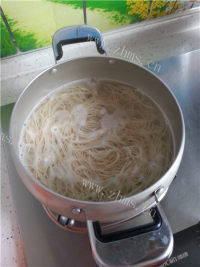 口感不错的青菜牛肉面做法图解4)