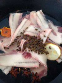 五花肉金针菇卷做法图解5)