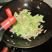圆白菜炒肉做法图解8)