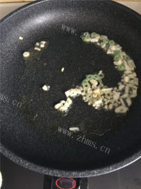 鲜美的蟹肉烩豆腐做法图解4)