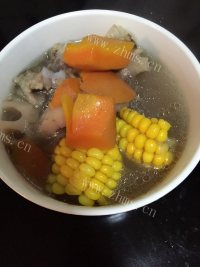 美味的玉米胡萝卜莲藕排骨汤做法图解4)