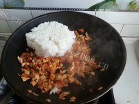 香气浓郁的辣白菜炒饭做法图解7)