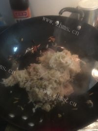 香气浓郁的酸菜排骨做法图解5)