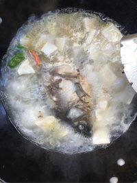 珍馐美味的鲫鱼豆腐汤做法图解6)