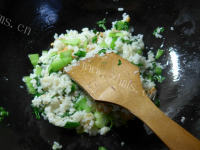 美味可口的开洋青菜炒饭做法图解7)