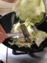 色香味浓的手撕包菜做法图解5)