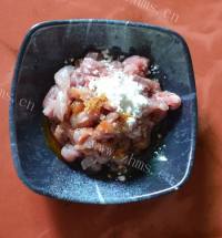 美味的榨菜肉丝拌面做法图解2)