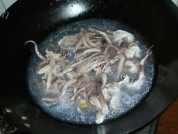 美味的爆炒鱿鱼头做法图解4)