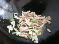 家常菜酸黄瓜肉丝做法图解4)