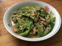 美味的羊角豆炒肉做法图解8)