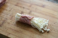 家常菜金针菇培根卷做法图解4)