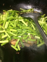 唇齿留香的蒜薹炒肉做法图解5)
