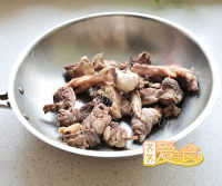 美味的春笋尖尖焖土鸡做法图解2)