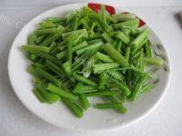 家常菜芹菜炒腊肉做法图解1)