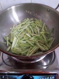 家常菜芹菜炒肉片做法图解5)