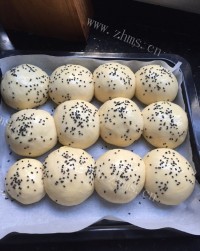 口感不错的黑芝麻小餐包做法图解7)