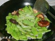 家常菜香菇焖扁豆