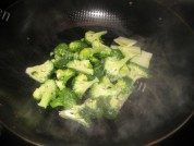 家常菜西兰花炒猪肚做法图解2)