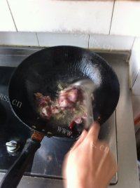 美味的土豆烧肉做法图解2)