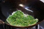 芹菜叶炒鸡蛋做法图解4)