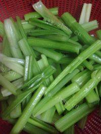 家常烧肉炒芹菜做法图解6)