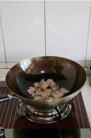 好吃的辣白菜炒五花肉做法图解2)