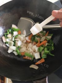 特色鱿鱼须炒洋葱做法图解4)