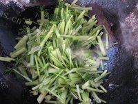 茴香炒鸡蛋做法图解5)