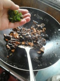 色泽鲜亮的木耳炒肉做法图解5)