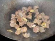 最爱吃孜然羊肉粒做法图解4)