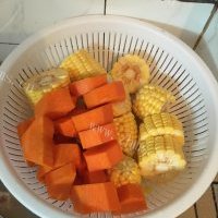 健康养生排骨玉米萝卜汤的做法图解二