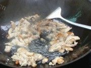 家常菜西芹洋葱鸡肉丝做法图解3)