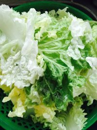 美味的鱼头白菜汤做法图解3)