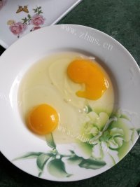 喷香的洋葱炒鸡蛋做法图解2)
