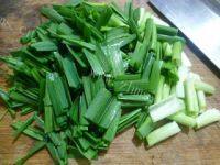 家常菜大蒜炒腊肉做法图解3)