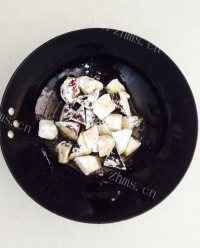 家常小鱼干烧茄子做法图解5)